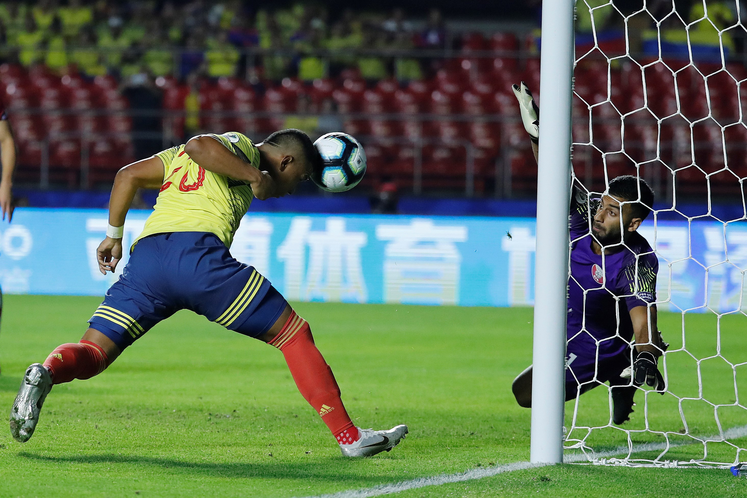 关于争夺激烈！球员拼尽全力拼抢每个球的信息