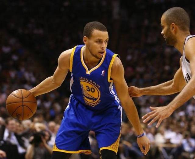 关于勇士队员汇聚酒店看录像，总结比赛亮点的信息