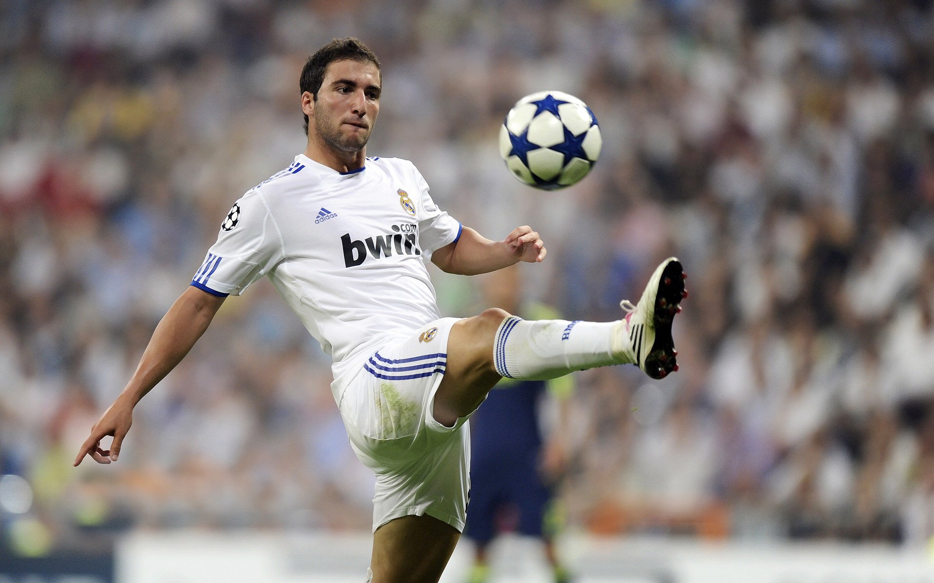 赛道上的篮球风暴,当拉文在F1揭幕战接管比赛